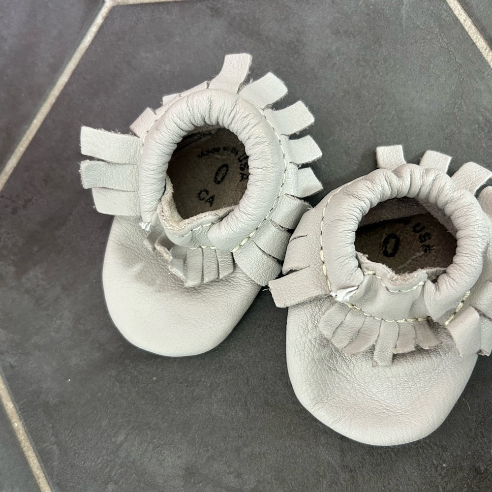 Freshly Picked Newborn Leather Baby Moccasins - Gray size 0